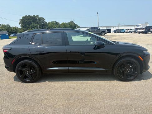 Used 2024 Chevrolet Equinox EV RS FWD image 2