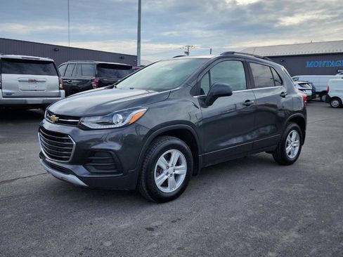 Used 2017 Chevrolet Trax LT w/ Driver Confidence Package image 3