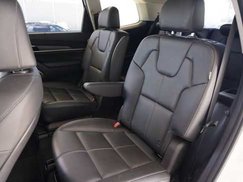 Used 2024 Kia Telluride EX w/ EX Captain's Chair Package FWD image 30