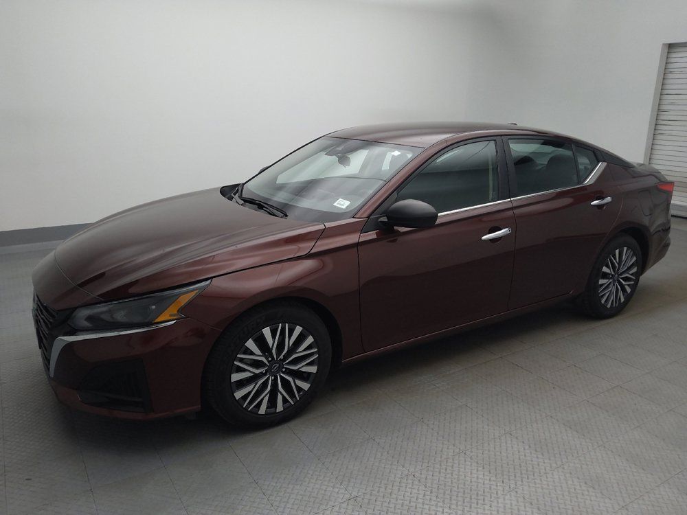 Used 2025 Nissan Altima 2.5 SV FWD image 2