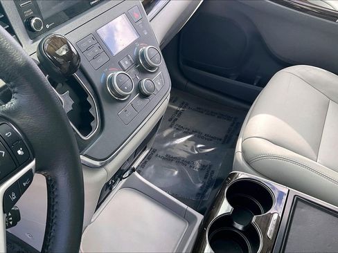 Used 2019 Toyota Sienna XLE image 22
