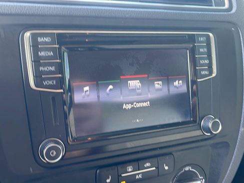 Used 2017 Volkswagen Jetta SE FWD image 9