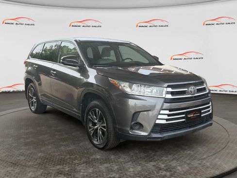Used 2018 Toyota Highlander LE AWD/4WD image 5