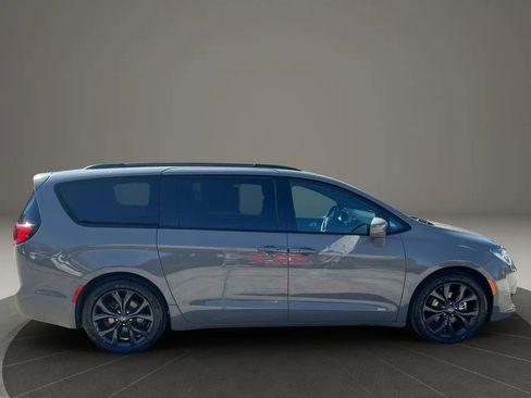 Used 2020 Chrysler Pacifica Touring-L Plus w/ S Appearance Package FWD image 8
