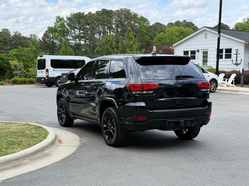 Used 2017 Jeep Grand Cherokee Altitude image 5
