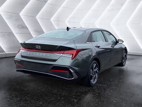 Used 2025 Hyundai Elantra SEL image 4