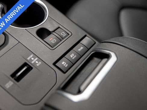 Used 2021 Toyota Highlander XLE AWD/4WD image 18