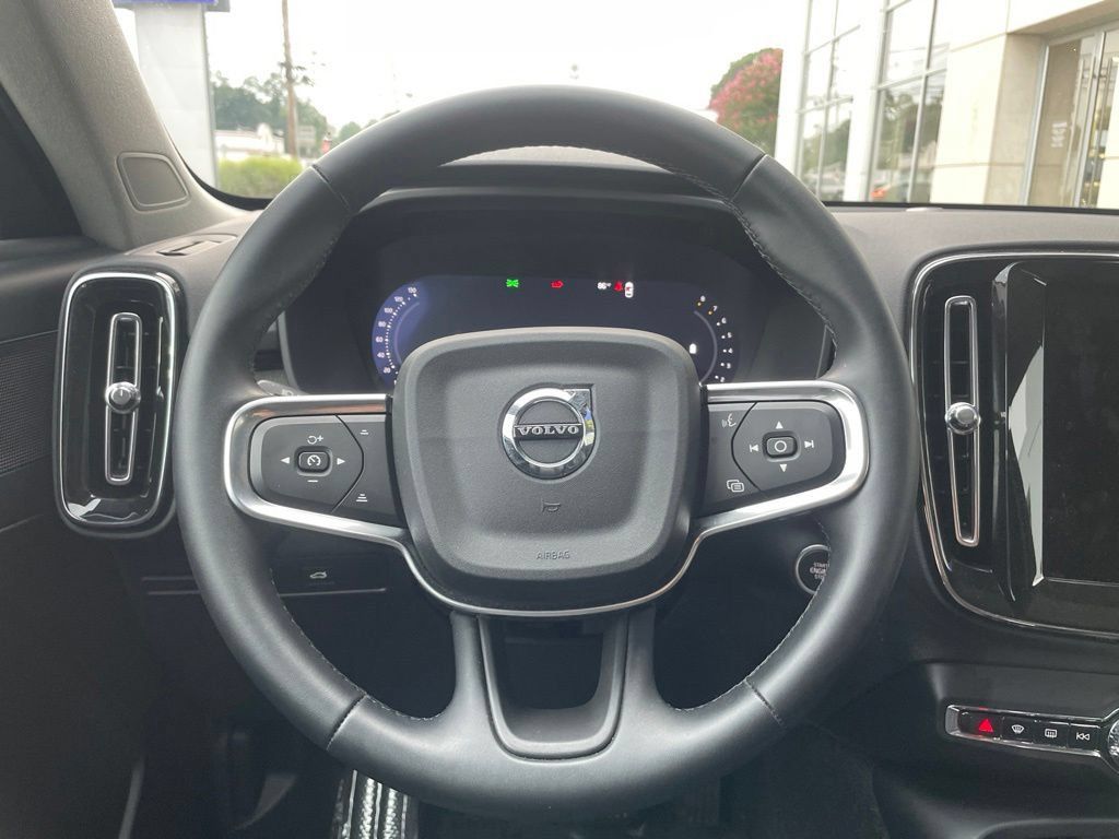 Used 2025 Volvo XC40 B5 Plus AWD/4WD image 19