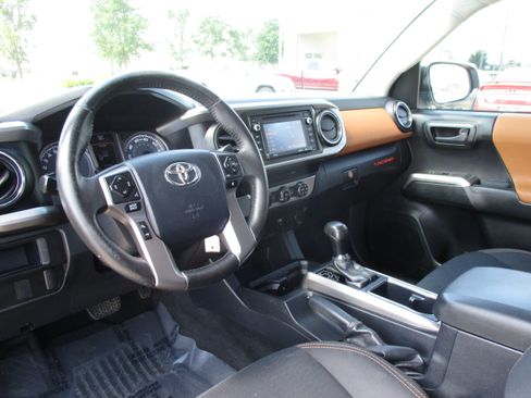 Used 2017 Toyota Tacoma SR5 RWD image 13