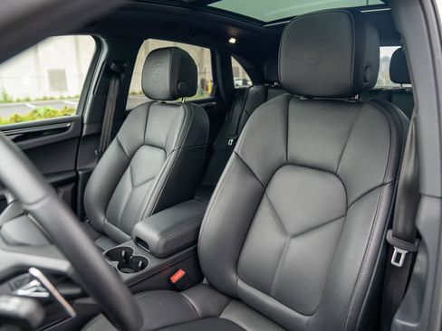 Used 2025 Porsche Macan image 5
