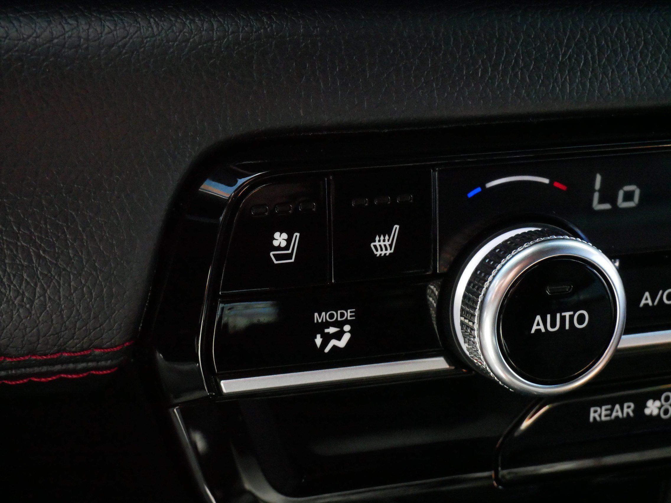 Used 2025 Honda Pilot Black Edition image 32
