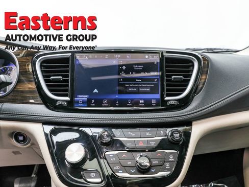 Used 2023 Chrysler Pacifica Limited image 12