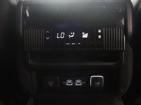 Used 2024 Jeep Wagoneer Series II w/ Flexible Seating Group image 15