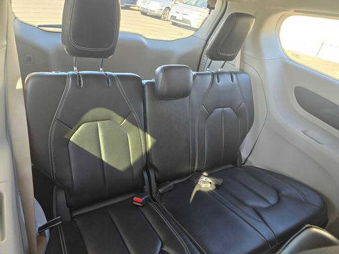 Used 2023 Chrysler Pacifica Touring-L image 15