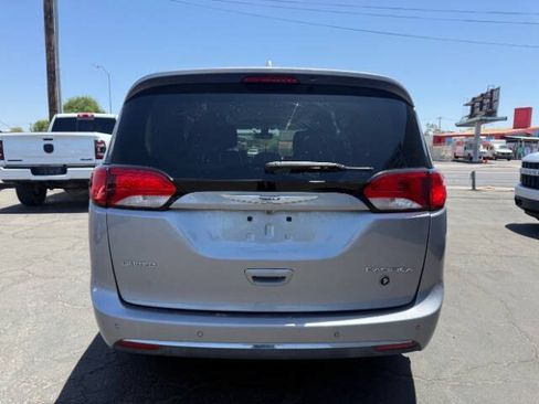 Used 2017 Chrysler Pacifica Limited w/ UConnect Theater Package FWD image 4
