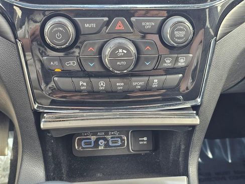 Used 2021 Jeep Grand Cherokee Laredo X AWD/4WD image 31