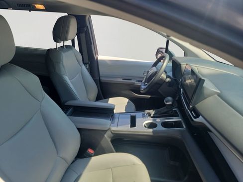 Used 2025 Toyota Sienna XLE FWD image 11