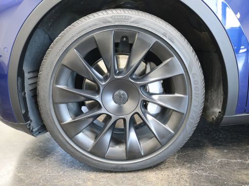 Used 2022 Tesla Model Y Long Range image 11