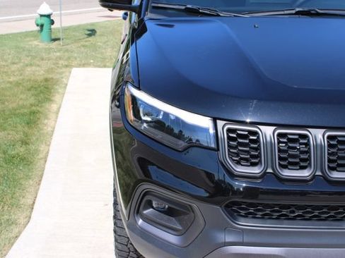 Used 2025 Jeep Compass Trailhawk w/ Trailhawk Elite Group AWD/4WD image 3