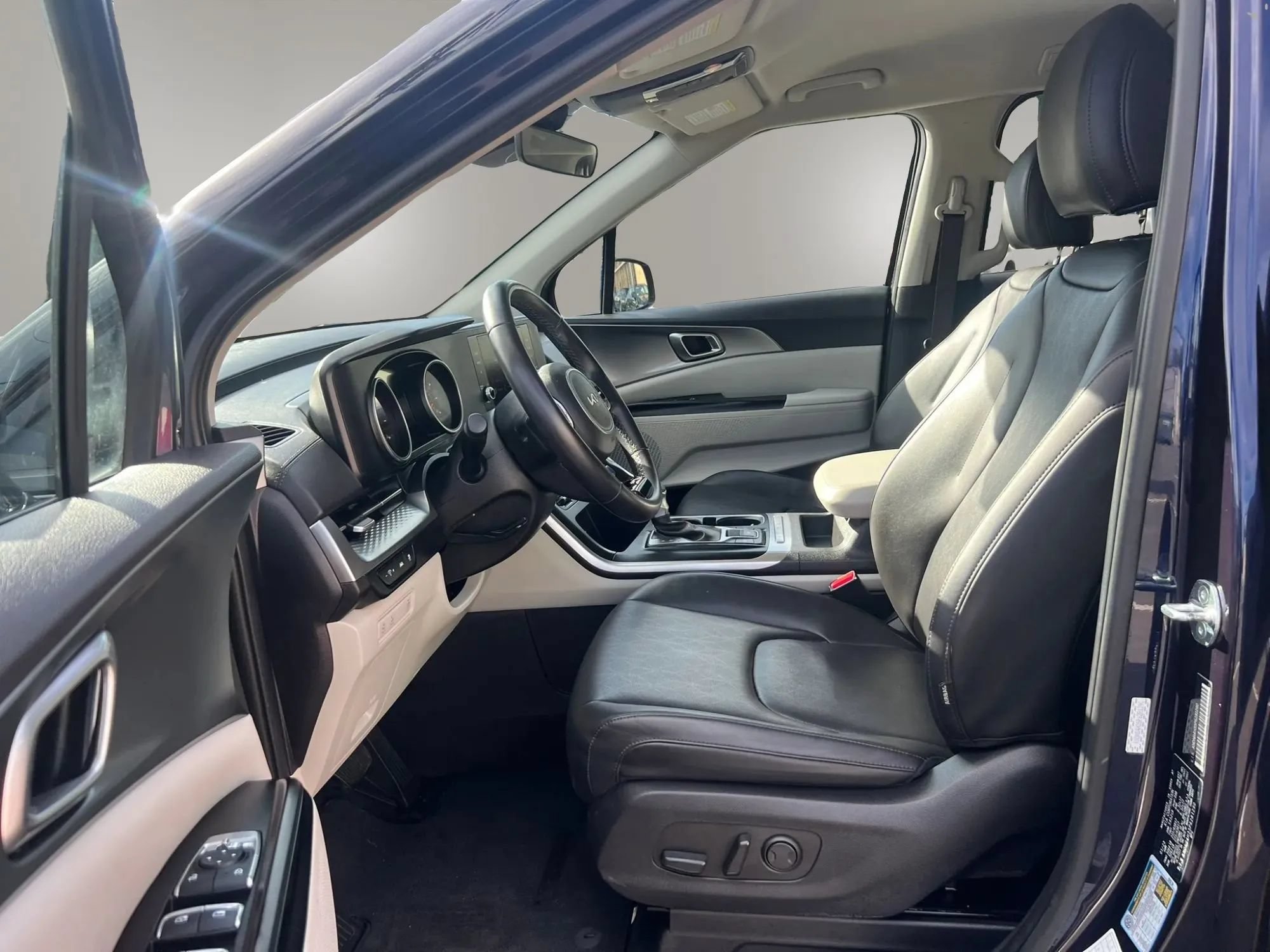 Used 2023 Kia Carnival LX FWD image 27