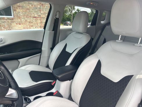 Used 2018 Jeep Compass Latitude FWD image 19