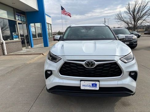 Used 2023 Toyota Highlander XLE image 2