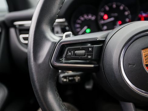 Certified 2023 Porsche Macan image 17