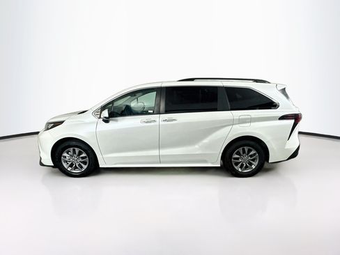 Used 2023 Toyota Sienna XLE FWD image 4