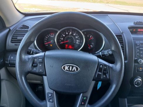Used 2013 Kia Sorento LX w/ Third Row Pkg image 17