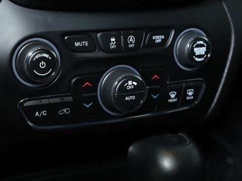 Used 2019 Jeep Cherokee Trailhawk w/ Cold Weather Group AWD/4WD image 26