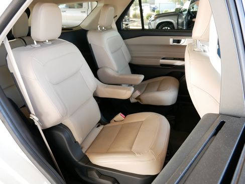 Used 2023 Ford Explorer Limited w/ Limited Technology Package image 3