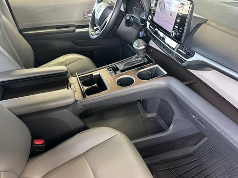 Certified 2021 Toyota Sienna XLE FWD image 16