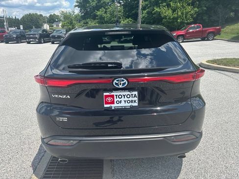 Used 2023 Toyota Venza LE AWD/4WD image 4
