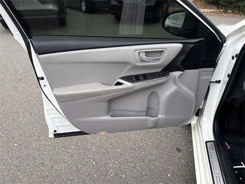 Used 2016 Toyota Camry SE w/ Moonroof Package image 13