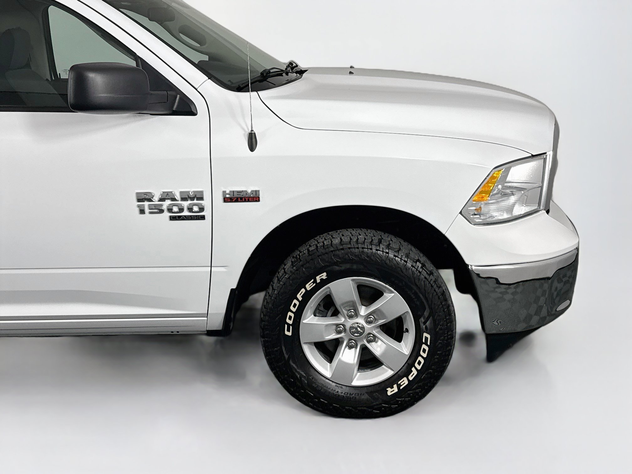 Used 2022 RAM 1500 Classic SLT AWD/4WD image 40