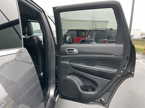 Used 2015 Jeep Grand Cherokee Limited w/ Luxury Group II image 17