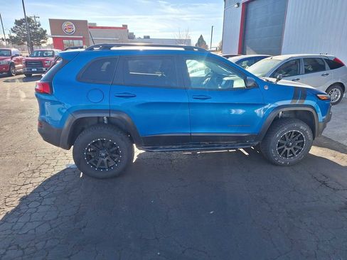 Used 2017 Jeep Cherokee Trailhawk w/ Comfort/Convenience Group image 6
