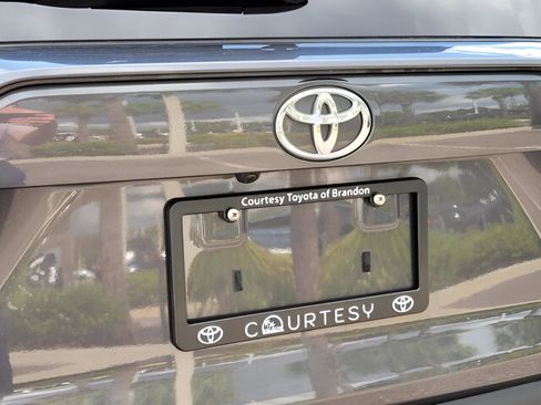 Used 2021 Toyota RAV4 LE image 10