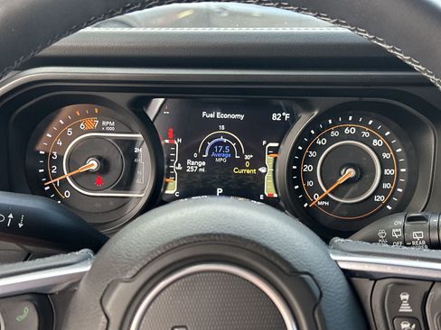Used 2025 Jeep Wrangler Unlimited Sahara AWD/4WD image 23