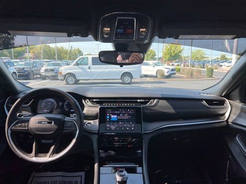 Used 2024 Jeep Grand Cherokee Altitude image 12