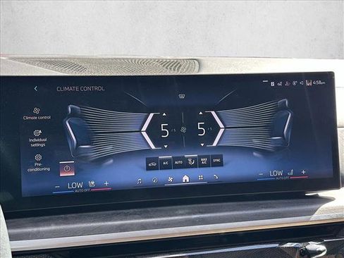 Used 2025 BMW X7 xDrive40i w/ Premium Package AWD/4WD image 13