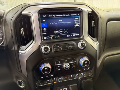 Used 2019 GMC Sierra 1500 SLT w/ SLT Premium Package image 17