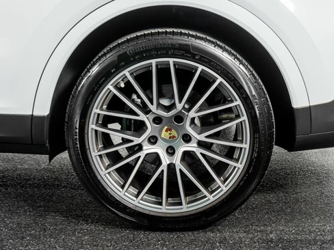 Used 2023 Porsche Cayenne Platinum Edition image 16