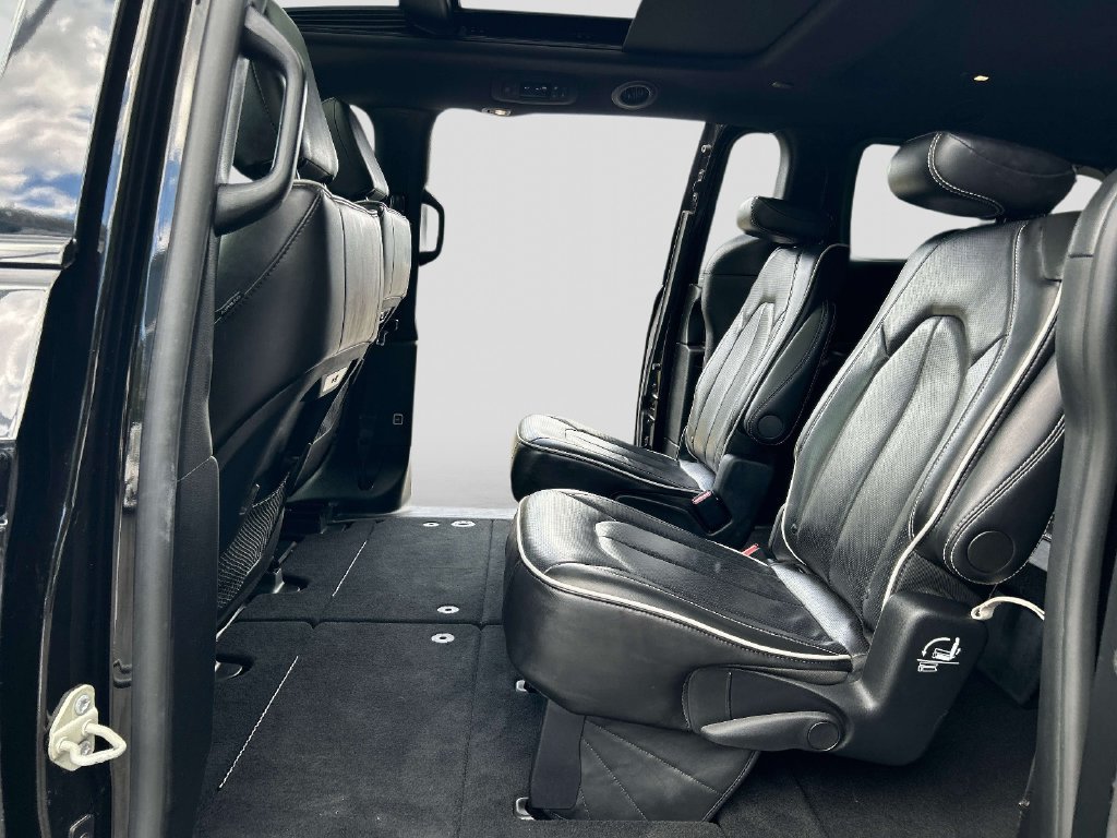 Used 2025 Chrysler Pacifica Limited FWD image 10