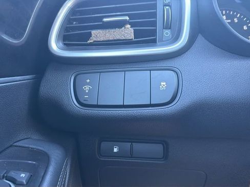 Used 2017 Kia Sorento LX w/ LX Convenience Package image 13