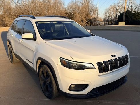 Used 2020 Jeep Cherokee Latitude Plus image 3