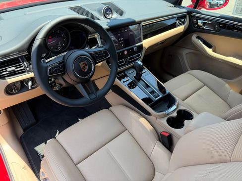 Used 2025 Porsche Macan image 4