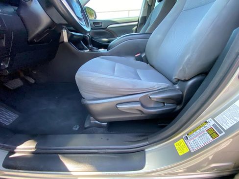 Used 2016 Toyota Highlander LE image 30