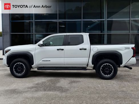 Used 2025 Toyota Tacoma TRD Off-Road AWD/4WD image 9