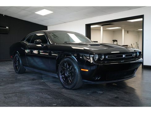 Used 2016 Dodge Challenger SXT RWD image 1